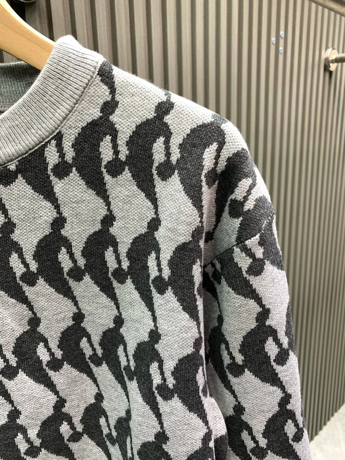 🅿️320 🀄️ Louis Vuitton Louis Vuitton's new autumn and winter knitted sweater pullover. The gray NBA co-branded model is printed with logo all over. It has a delicate and soft feel and can directly contact the skin. The warm yarn changes into a delicate texture. The top craftsmanship is very distinctive. The style is simple, elegant and exquisite. The three-dimensional tailoring design makes the entire sweater full of youthful vitality and vitality. Recommended for autumn and winter wear.